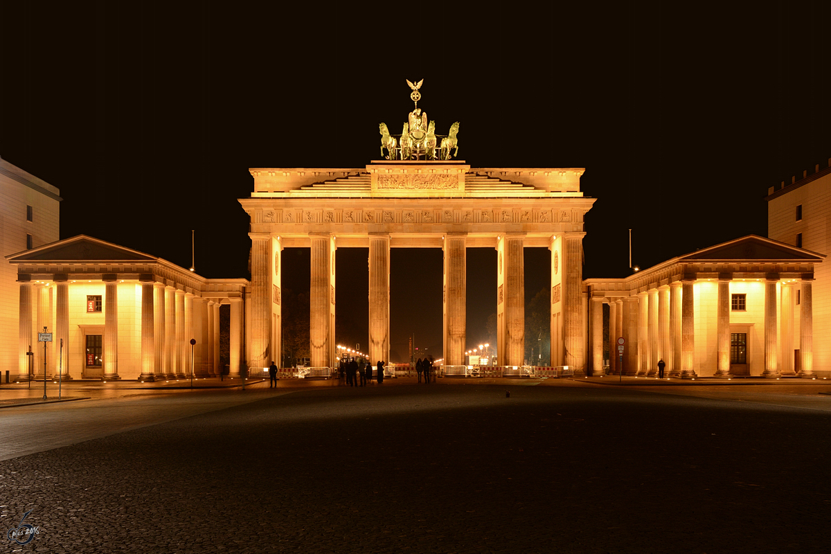 Das Brandenburger Tor ist ein frhklassizistisches Triumphtor auf dem Pariser Platz. (Berlin, November 2014)