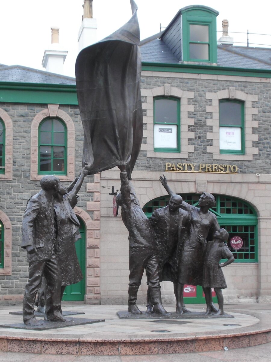 Das Brunnendenkmal auf dem Liberation Square in St. Helier, der Hauptstadt und gleichzeitig grten Stadt auf der Kanalinsel Jersey, der grten der Kanalinseln im rmelkanal, am 16.09.2012. Das Denkmal erinnert an die Besatzung und Befreiung von den deutschen Truppen im 2. Weltkrieg.