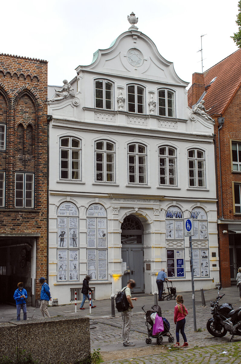 Das Buddenbrookhaus (Heinrich-und-Thomas-Mann-Zentrum) in Lbeck ist seit 1993 eine Gedenksttte in Trgerschaft der Kulturstiftung Hansestadt Lbeck. Es beherbergt den Frderverein Buddenbrookhaus, die Deutsche Thomas Mann-Gesellschaft, die Heinrich Mann-Gesellschaft, die Golo Mann-Gesellschaft und die Erich-Mhsam-Gesellschaft. Aufnahme: 20. August 2021.