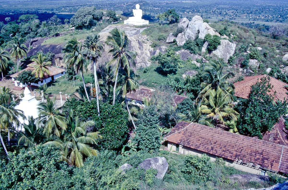 Das buddhistische Kloster in Mihintale in Sri Lanka. Bild vom Dia. Aufnahme: Januar 1989.