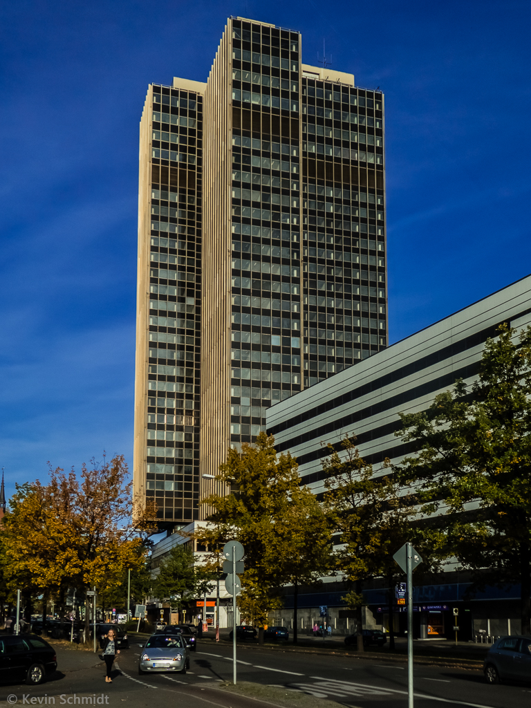 Das Brohochhaus des Gebudekomplexes  Steglitzer Kreisel  im Berliner Sdwesten im Ortsteil Steglitz ist mit ca. 120 m hher als die <a href= http://www.panoramio.com/photo/84946578 >Hochhuser am Potsdamer Platz</a> und aktuell das vierthchste Hochhaus in Berlin. Es wurde zwischen 1968 und 1980 erbaut und nach Fertigstellung durch die rtliche Bezirksverwaltung genutzt. Wegen Asbestbelastung steht das imposante Gebude mit seiner markanten dunklen Fassade und dem auergewhnlichen Grundriss seit November 2007 leer. Unter dem Gebudekomplex befindet sich der U-Bahnhof Rathaus Steglitz. (02.11.2014)