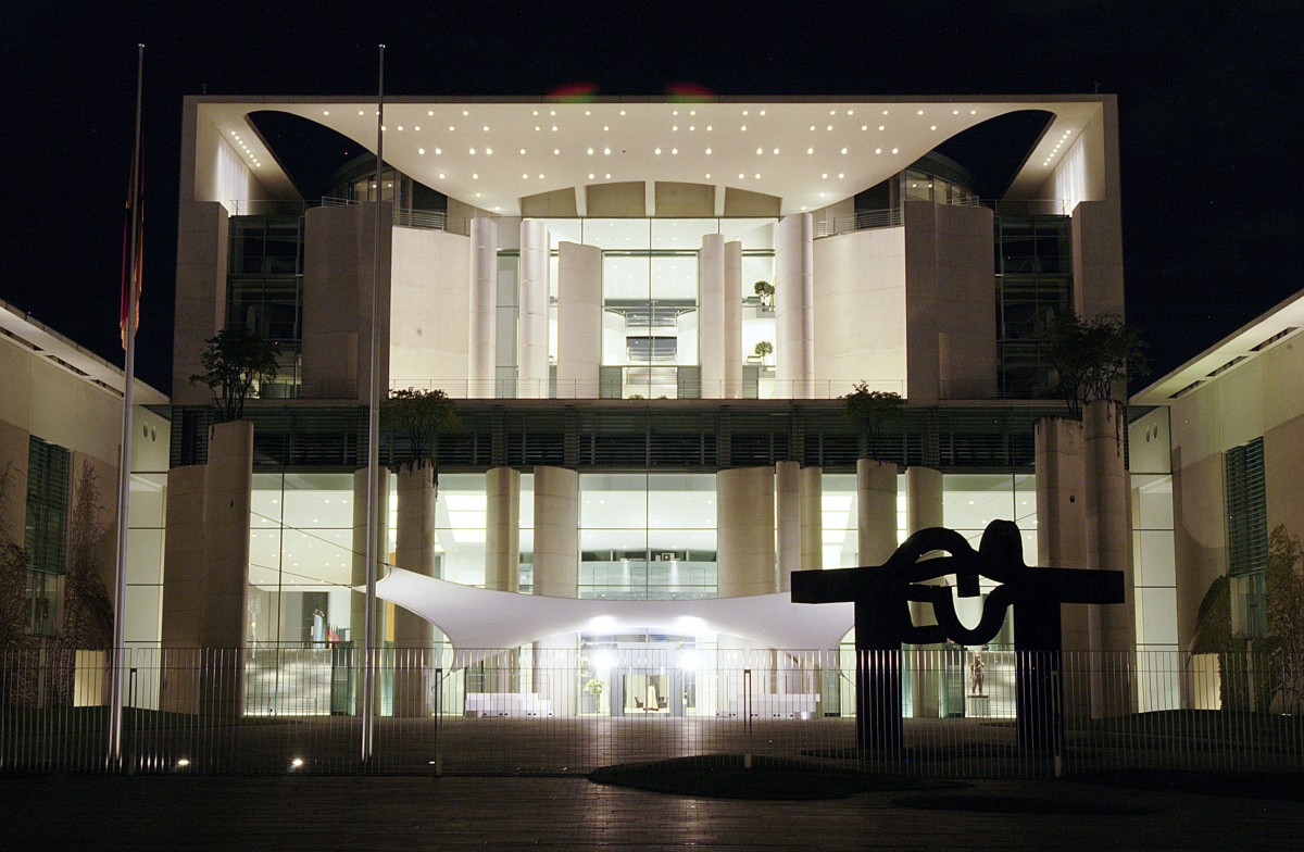 Das Bundeskanzleramt in Berlin. Ansicht von Osten bei Nacht. Aufnahme: 3. Mai 2008.