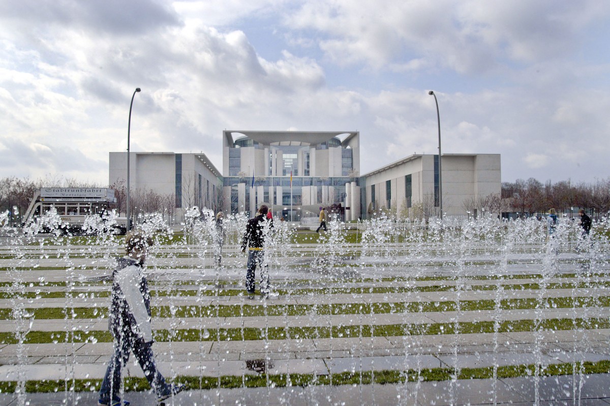 Das Bundeskanzleramt in Berlin mit einem Springbrunnen im Vordergrund. Aufnahme: April 2007.