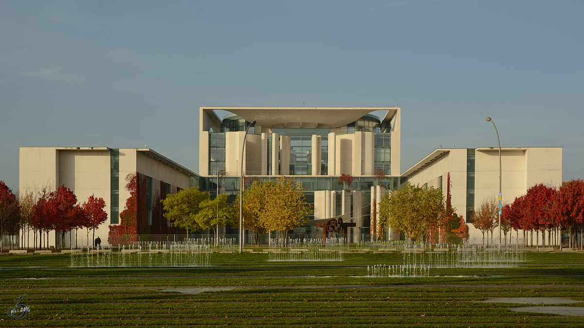 Das Bundeskanzleramt ist Teil der  Band des Bundes  genannten Baugruppe im Spreebogen. (Berlin-Mitte, November 2014)