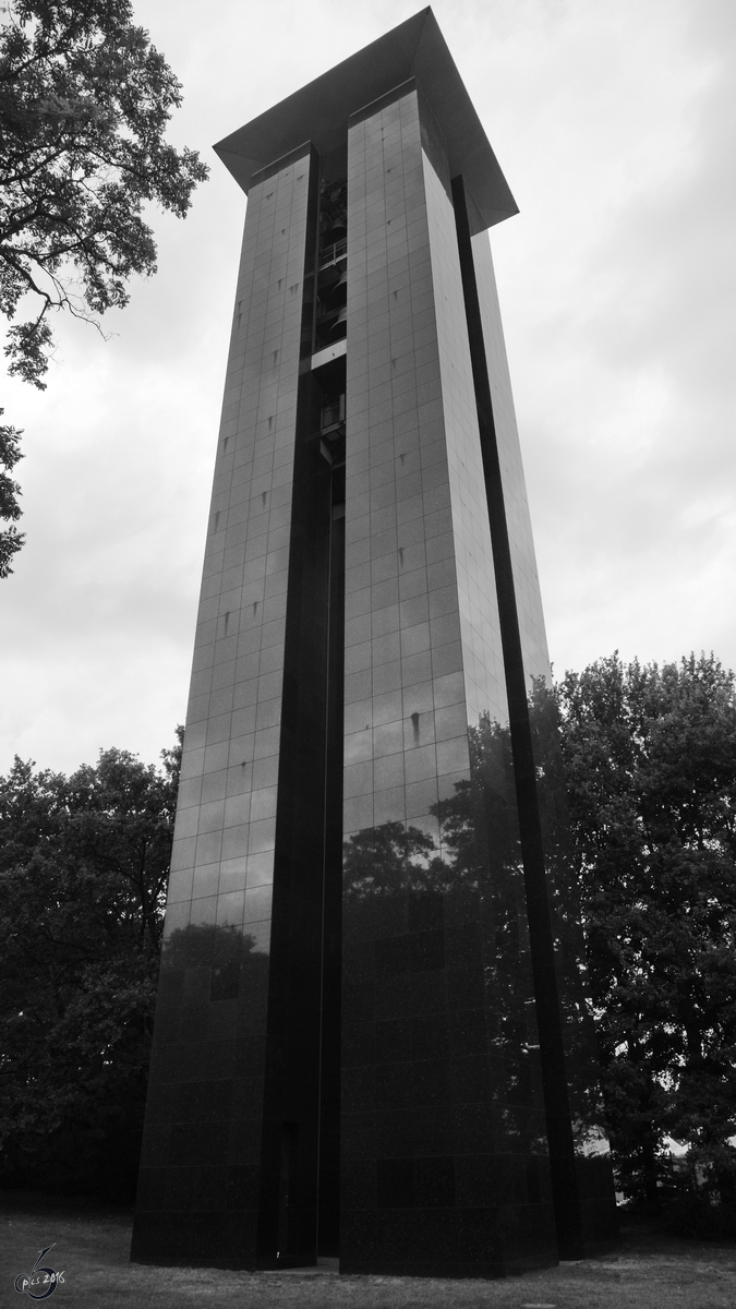 Das Carillon ist ein von Hand spielbares Glockenspiel im Berliner Ortsteil Tiergarten. (September 2012)