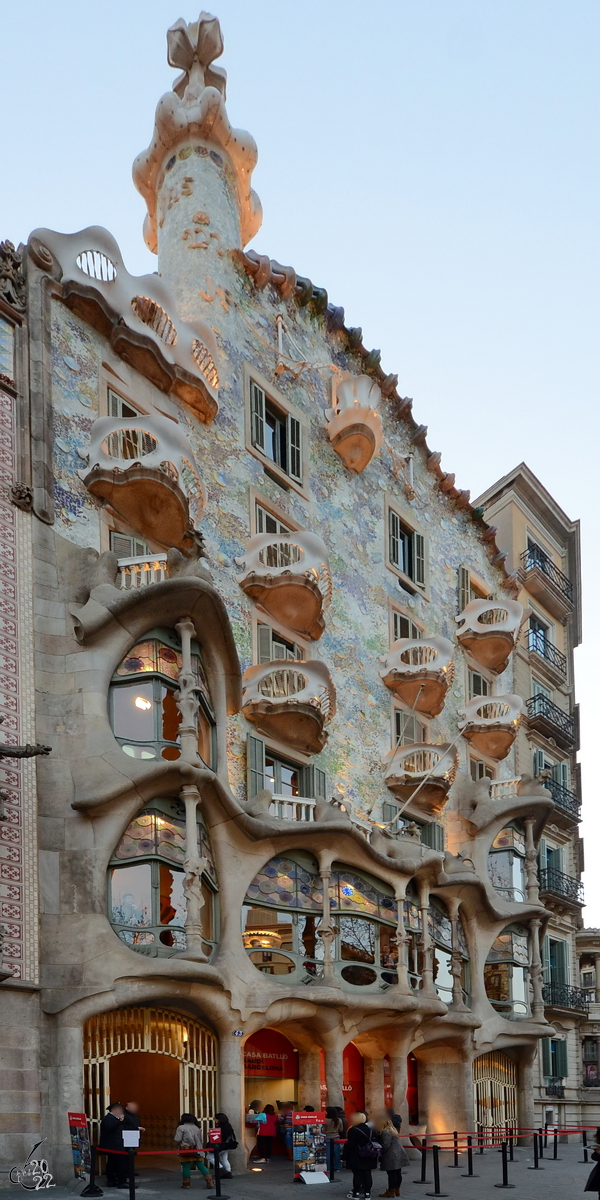 Das Casa Batll von Antoni Gaud wurde in den Jahren 1904 bis 1906 im Baustil der Modernisme errichtet. (Barcelona, Februar 2012) 