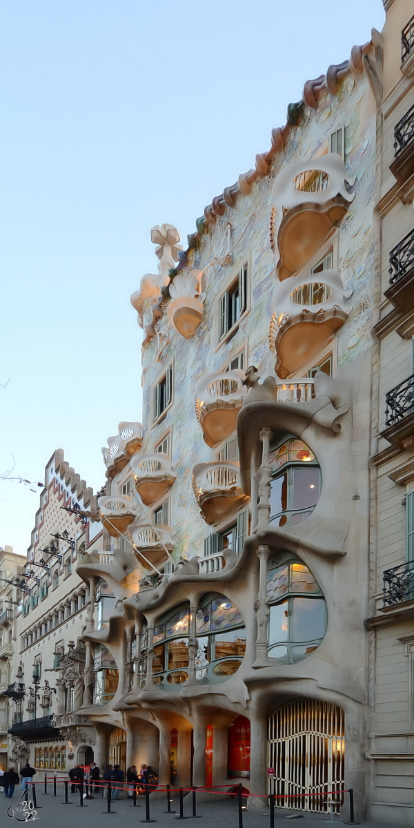 Das Casa Batll von Antoni Gaud wurde in den Jahren 1904 bis 1906 im Baustil der Modernisme errichtet. (Barcelona, Februar 2012)