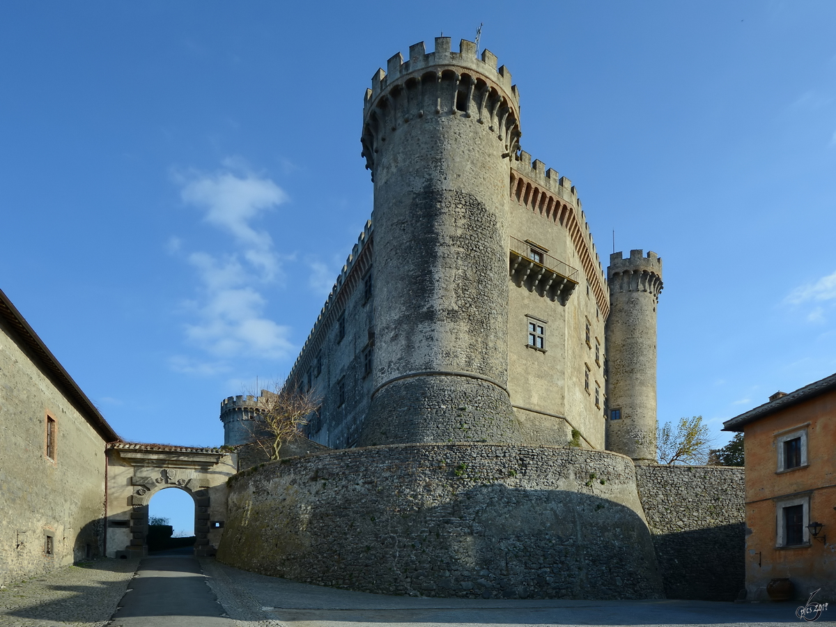 Das Castello Orsini-Odescalchi ist ein bemerkenswertes Beispiele fr die Militrarchitektur der italienischen Renaissance. (Bracciano, Dezember 2015) 