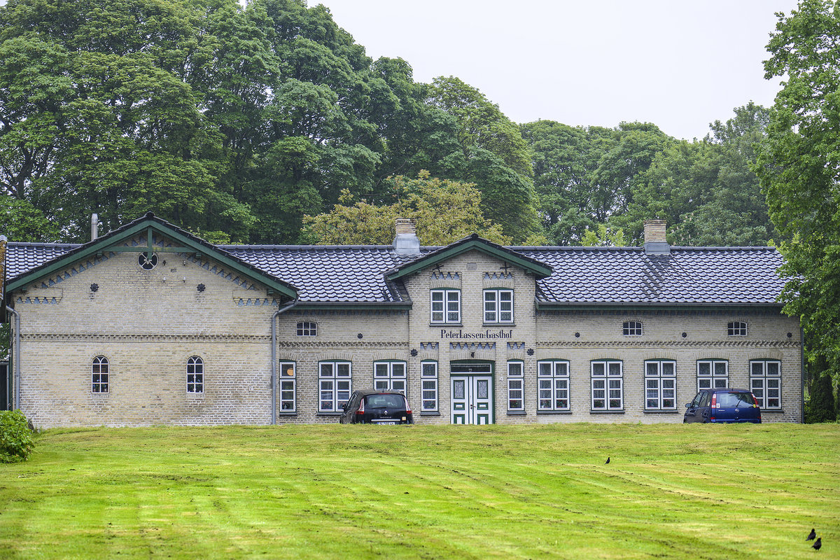 Das Christian-Lassen-Museum im Dorf Jardelund westlich von Flensburg. Das Museum dokumentiert den 1892 gebauten Hof der Familie Lassen mit seinem kompletten Inventar und dem vollstndigen Nachlass. Zu sehen ist neben originalen Inneneinrichtungen aus der Zeit um 1900 (Stube, Kche, Schankraum etc.) auch eine Ausstellung ber das Jardelunder Moor.
Aufnahme: 30. Mai 2019.