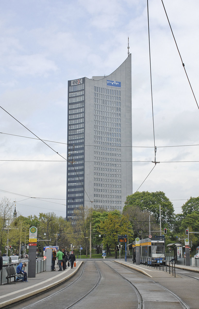 Das City-Hochhaus Leipzig am Augustusplatz in Leipzig und mit 142 Metern (Gesamthhe mit Antennentrger 155 Meter) und 34 Etagen das zweithchste Hochhaus der neuen Bundeslnder. Wegen seiner anfnglichen Nutzung entstanden im Volksmund die Namen Uniriese, Weisheitszahn oder auch Steiler Zahn. Aufnahme: 29. April 2017.