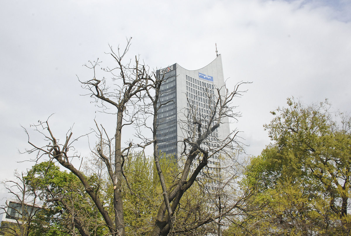 Das City-Hochhaus Leipzig am Augustusplatz in Leipzig hinter Bumen versteckt. Aufnahme: 29. April 2017.