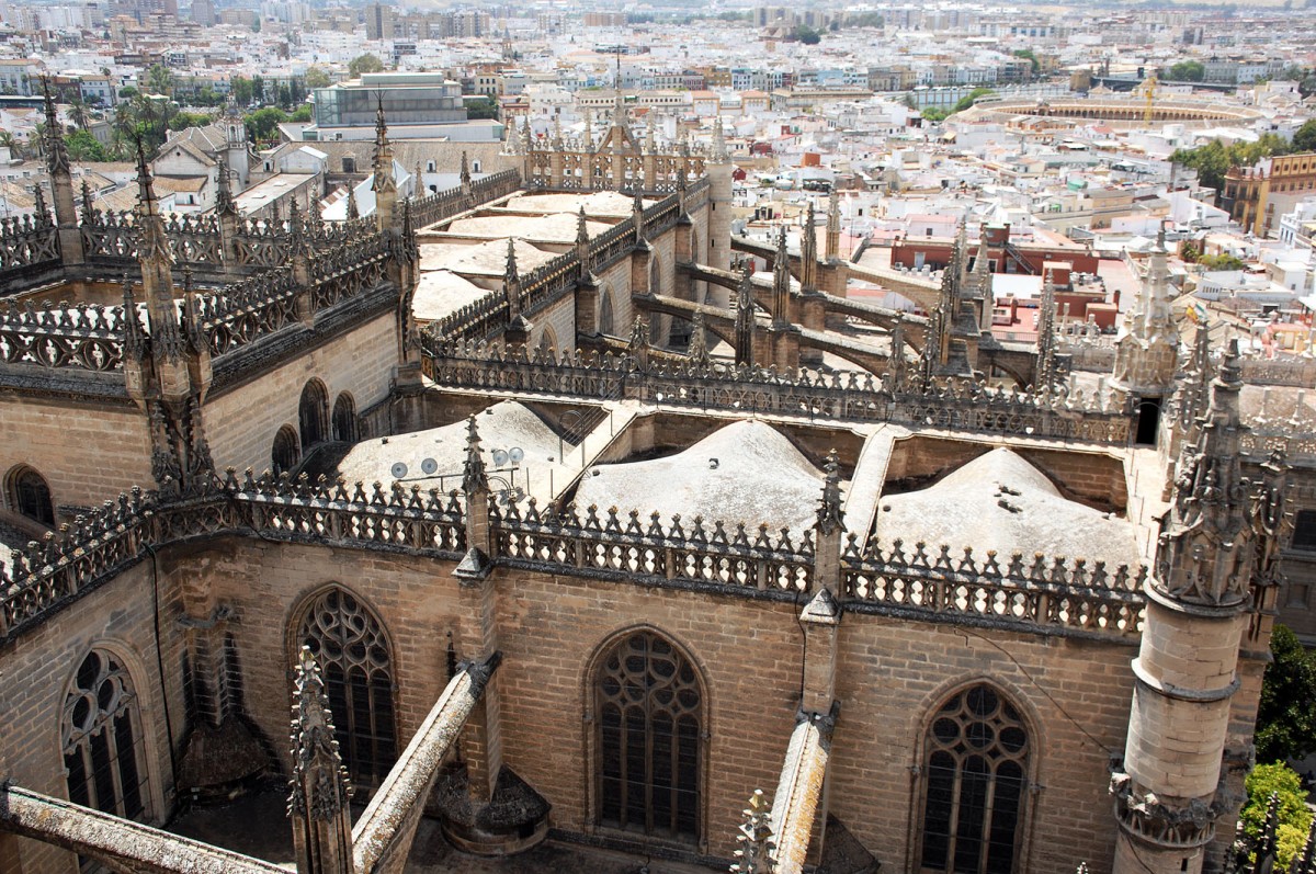 Das Dach der Catedral de Sevilla vom Domturm aus gesehen. Aufnahme: Juli 2014.