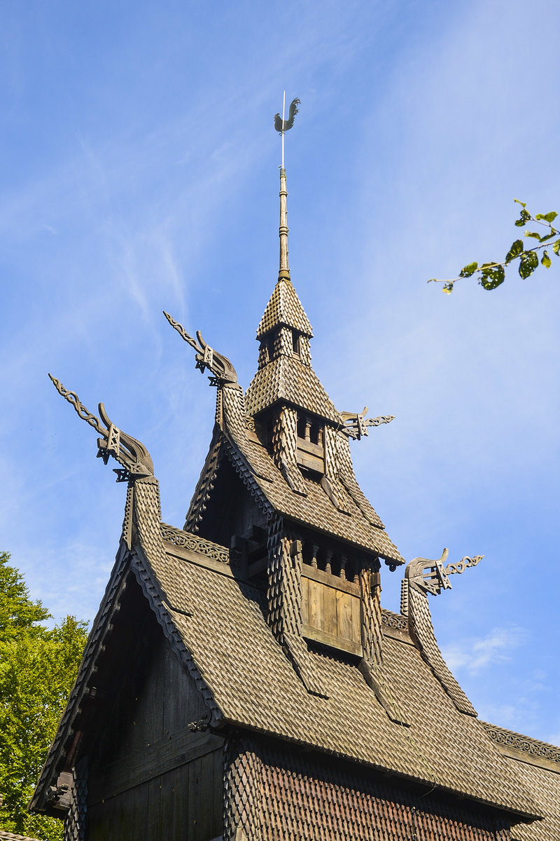 Das Dach Der Fantoft Stavkirke (Stabkirche) in der norwegischen Hansestadt Bergen. Ein Gesetz von 1851, das besagte, dass jede Kirche mindestens 30 Prozent der Gemeinde beherbergen knnen musste, bedeutete das Aus fr die meisten der bis dahin erhaltenen Stabkirchen in Norwegen. Im Jahre 1879 sollte die Kirche zugunsten eines Neubaus abgerissen werden und, wie damals wegen der allgemein herrschenden Armut blich, als Brennholz verkauft werden. Der Bergener Konsul Fredrik Georg Gade kaufte daraufhin das Gebude, lie es zerlegen und errichtete es 1883 auf seinem Grundstck in Fantoft, im Sden der Stadt, neu.
Aufnahme: 11. Juli 2018.