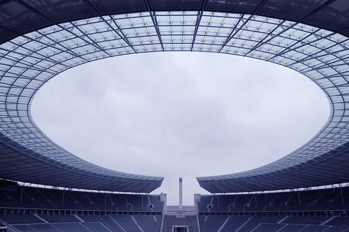 Das Dach des Berliner Olympiastadions. Aufnahme: April 2007.