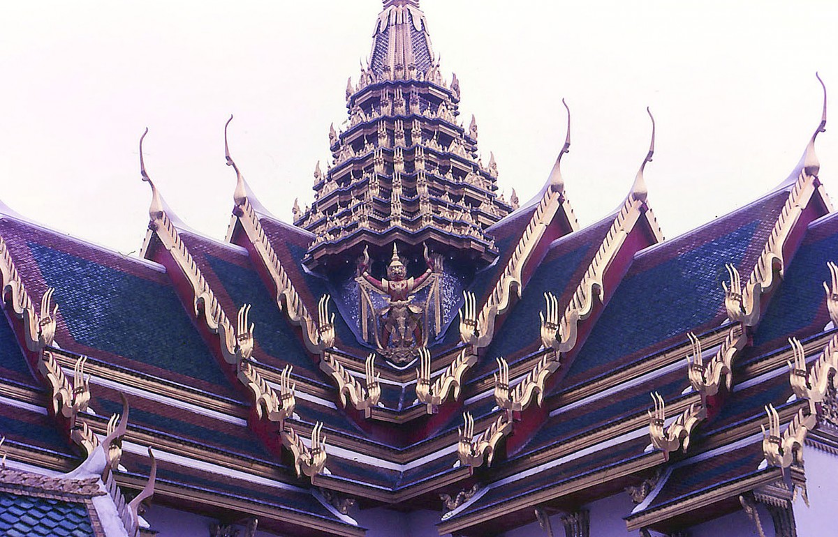 Das Dach des Prasart Phra Thepbidorn (Königliches Pantheon) im Wat Phra Kaeo in Bangkok. Aufnahme: Februar 1989 (Bild vom Dia).