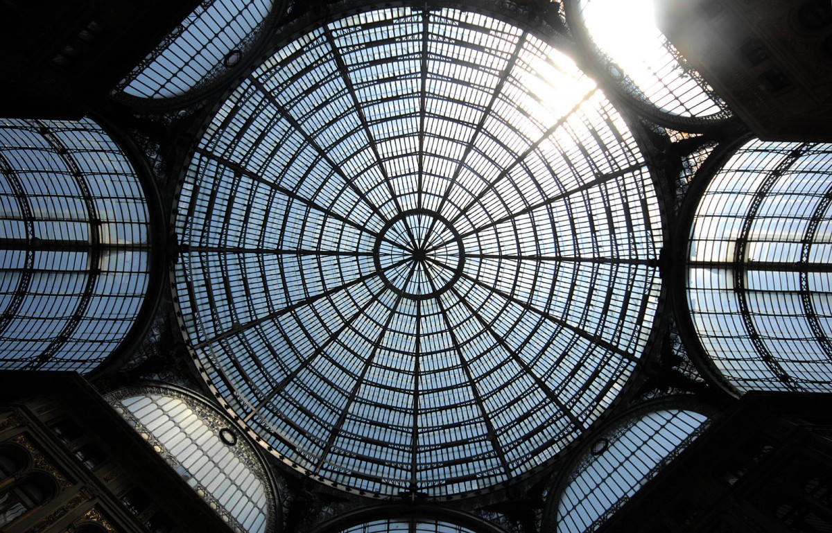 Das Dach In Galleria Umberto I in Neapel / Napoli von unten nach oben gesehen. Aufnahme: Juli 2011.