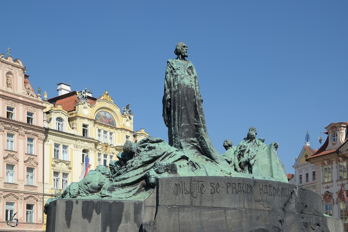 Das dem bhmischen Reformator Jan-Hus gewidmete Denkmal wurde 1915 am fnfhundertsten Jahrestag seiner Verbrennung auf dem Scheiterhaufen enthllt. (Prag, September 2012)