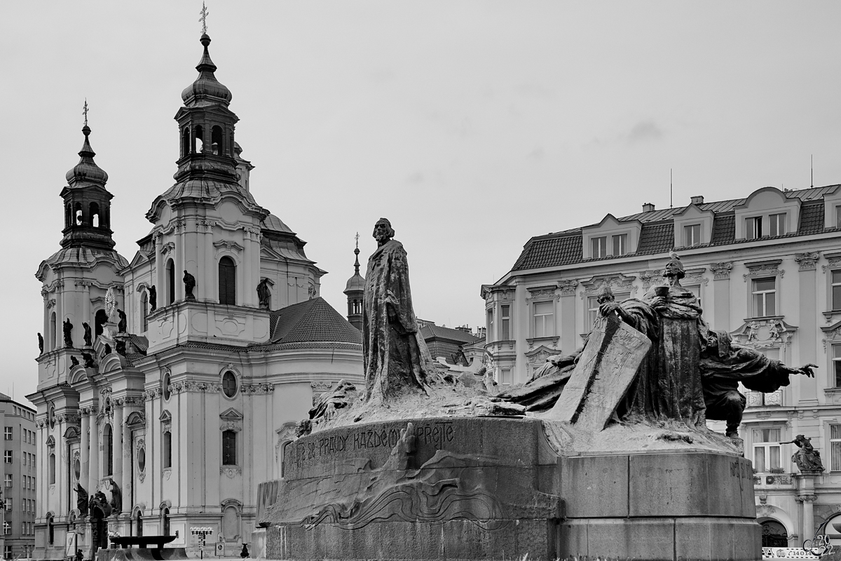 Das dem bhmischen Reformator Jan-Hus gewidmete Denkmal wurde 1915 am fnfhundertsten Jahrestag seiner Verbrennung auf dem Scheiterhaufen enthllt. (Prag, September 2012)