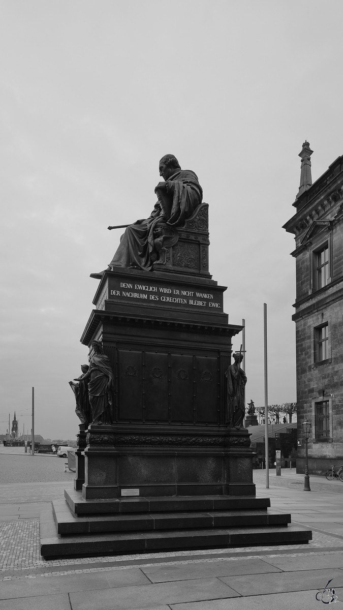 Das Denkmal  Friedrich August dem Gerechten  befindet sich auf dem Schlossplatz in Dresden. (April 2014)