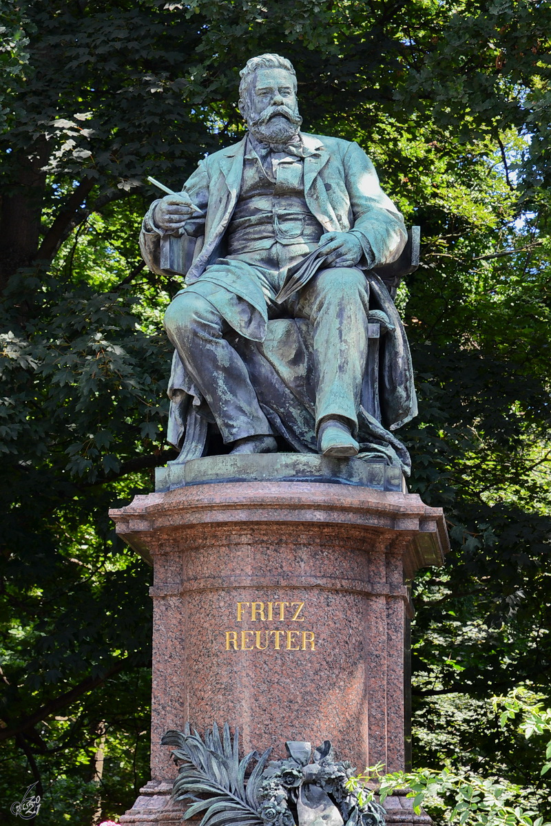 Das Denkmal fr Fritz Reuter wurde 1893 erbaut. (Neubrandenburg, August 2013)