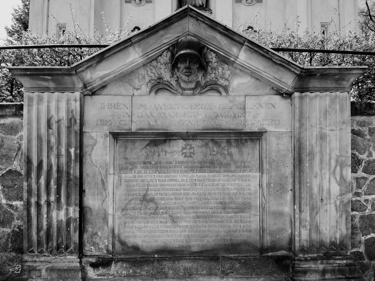 Das Denkmal fr die Gefallenen des Ersten Weltkrieges unterhalb der Kirche Moritzburg. (April 2014)