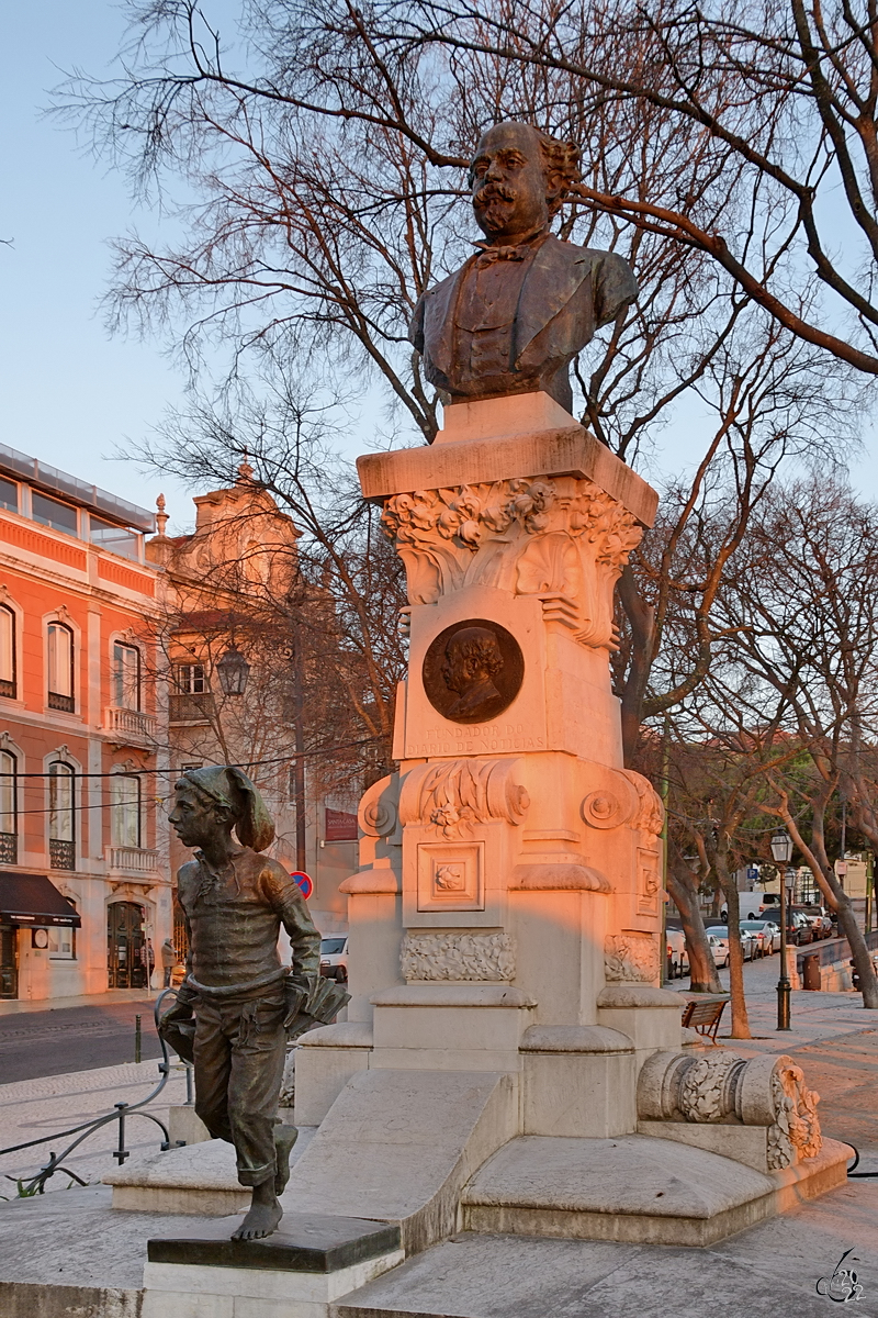 Das Denkmal fr den portugiesischen Schriftsetzer und Journalisten Eduardo Coelho befindet sich im Lissaboner Garten des heiligen Peter von Alcantara (Miradouro de So Pedro de Alcntara). (Januar 2017)