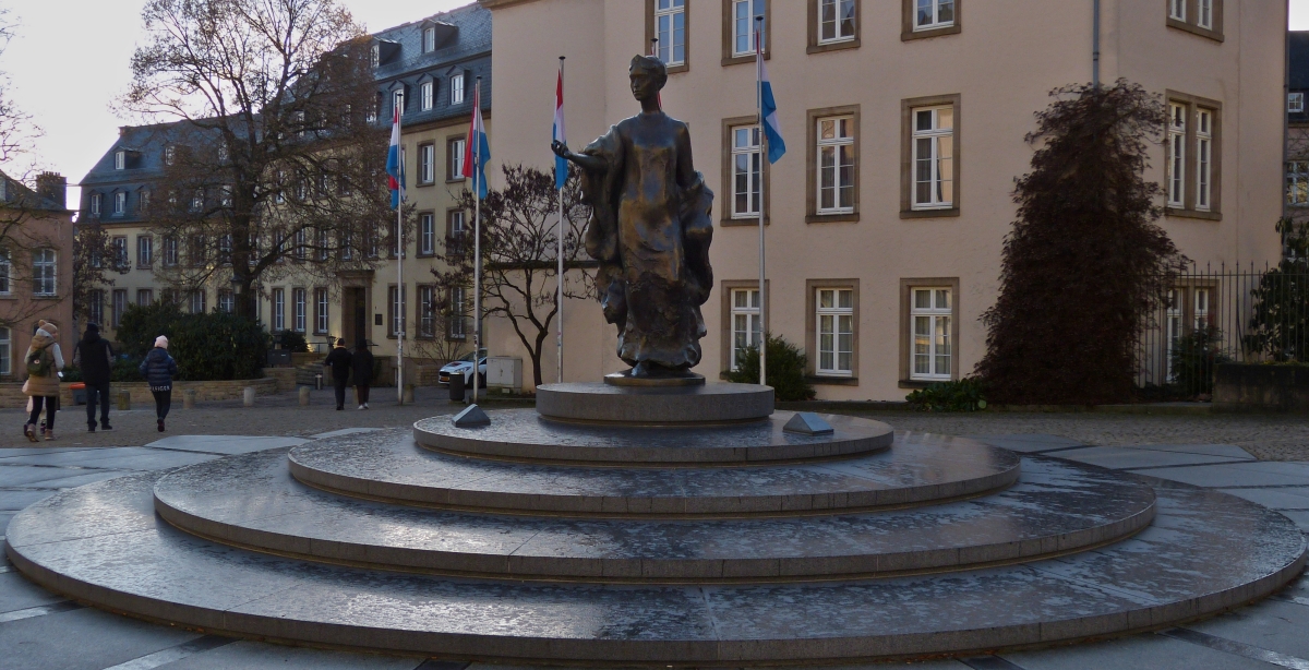 Das Denkmal der Groherzogin Charlotte (1919 – 1964) steht auf dem Clairefontaine-Platz in Luxemburg (Stadt) und wurde 1990 aufgestellt. 01.2022