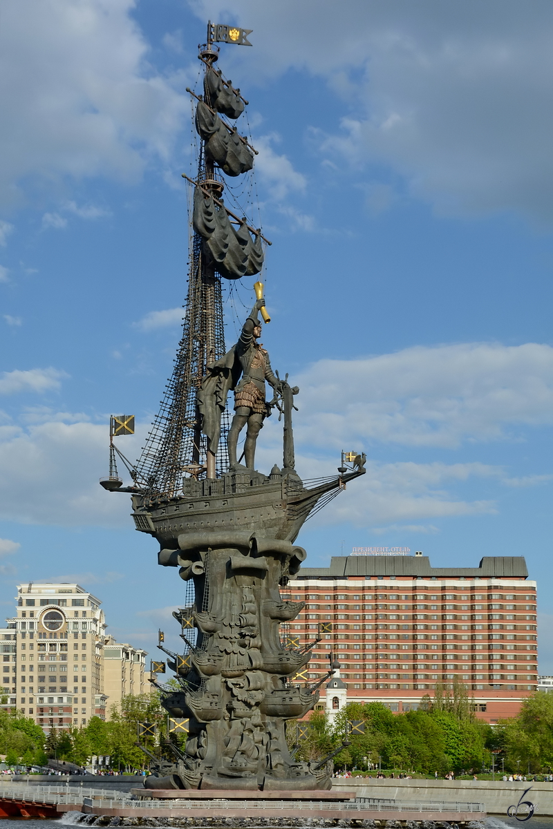 Das Denkmal  Zur Feier des 300. Jahrestages der Russischen Marine  zeigt Zar Peter I. den Groen auf einem Schiff. (Moskau, Mai 2016)