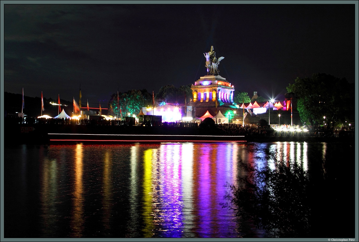 Das deutsche Eck am Zusammenfluss von Rhein und Mosel in Koblenz: Anlsslich des Koblenzer Stadtfestes und  Rhein in Flammen  findet auf dem Gelnde ein Konzert statt. Das 1897 errichtete Denkmal mit dem Reiterstandbild des Kaisers Wilhelm I wird dabei bunt beleuchtet. (09.08.2014)