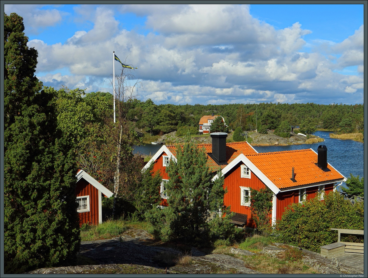 Das Dorf Harö liegt im Norden der gleichnamigen Insel an einer geschützten Bucht. Zahlreiche kleine Holzhäuser prägen das Ortsbild. (28.09.2021)
