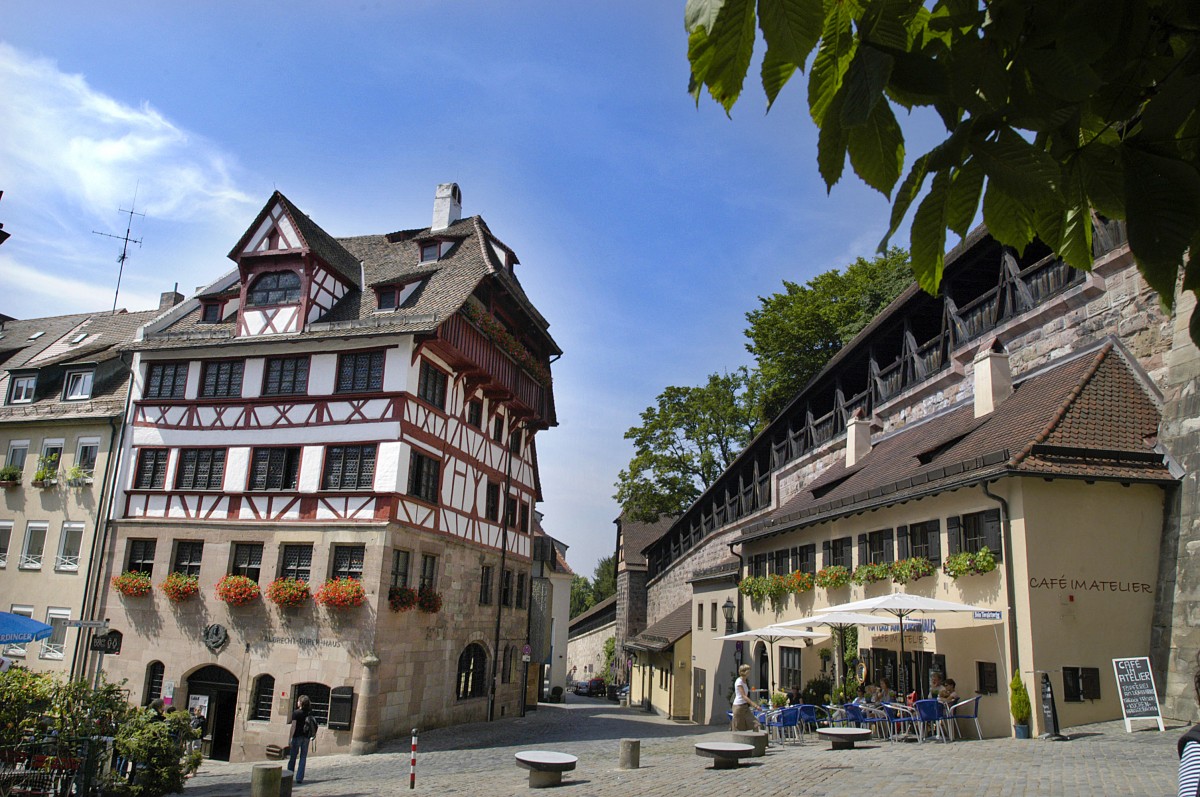 Das Drerhaus (links) und die Stadtmauer in Nrnberg. Aufnahme: Juli 2008.