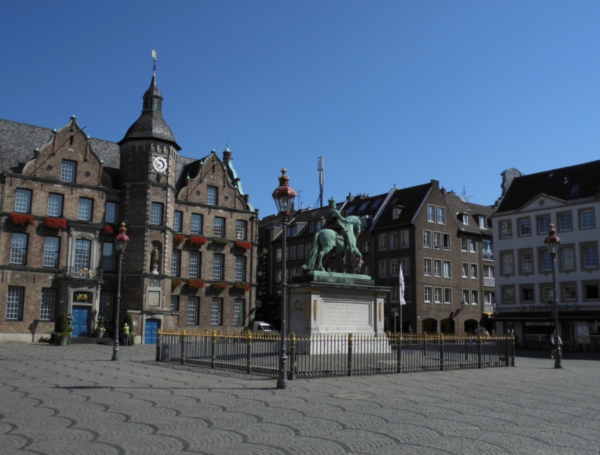 Das Düsseldorfer Rathaus, davor das Jan-Wellem-Denkmal auf dem Marktplatz am 24.07.14
