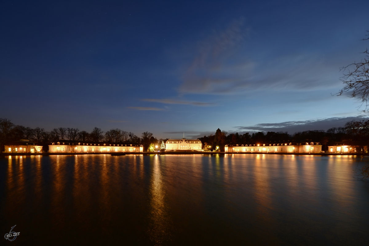 Das Dsseldorfer Schloss Benrath und seine Flgelgebude hinter dem Schlossweiher an einem kalten Novembertag im Jahr 2014.