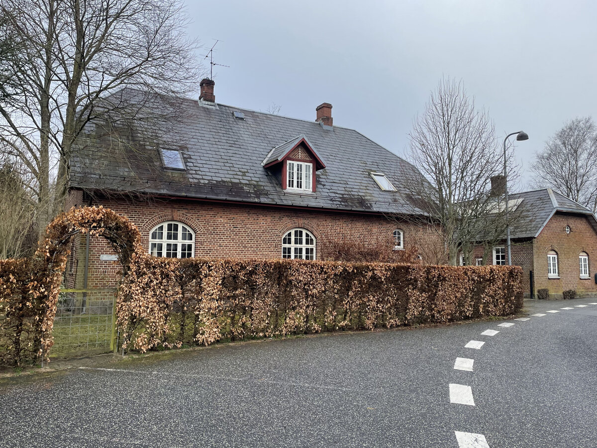 Das ehemalige Bahnhofsgebude in Gjern. Auf der stillgelegten Bahntrasse fhrt heutzutage ein Radweg nach Silkeborg und Laurbjerg bei Randers. Aufnahme: 15. Mrz 2022.