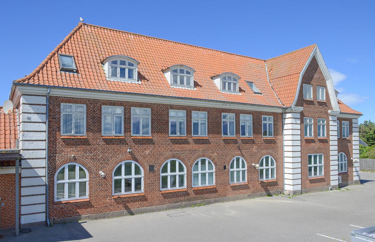 Das ehemalige Bahnhofsgeb�ude in L�kken, von der ehemaligen Gleisseite aus gesehen. An dieser Stelle wurde sp�ter die Umgehungsstra�e �L�kkensvej� angelegt. Aufnahme: 11. Juni 2026.