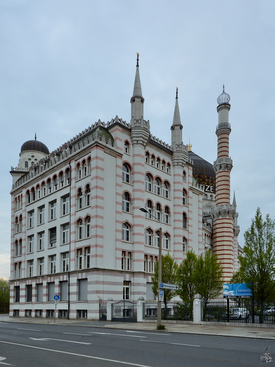 Das ehemalige Fabrikgebude der Zigarettenfabrik Yenidze gehrt zu den architektonischen Sehenswrdigkeiten in Dresden. (April 2014)