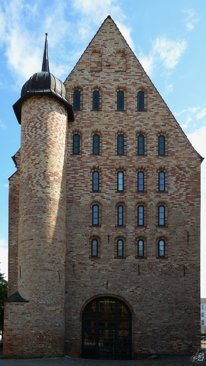 Das ehemalige Fraterhaus der Brder vom Gemeinsamen Leben stammt aus dem 15. Jahrhundert und wird heute als Universittsbibliothek genutzt. (Rostock, August 2013)