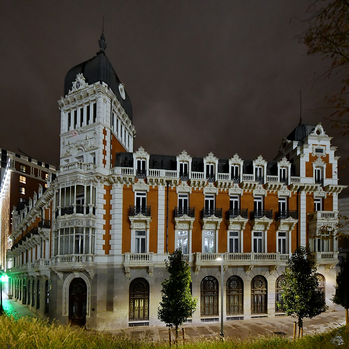 Das ehemalige Hauptgebude der kniglich asturischen Bergbaugesellschaft (Edificio de la Real Compaa Asturiana de Minas) wurde in den Jahren von 1891 bis 1899 im eklektischen Stil erbaut.