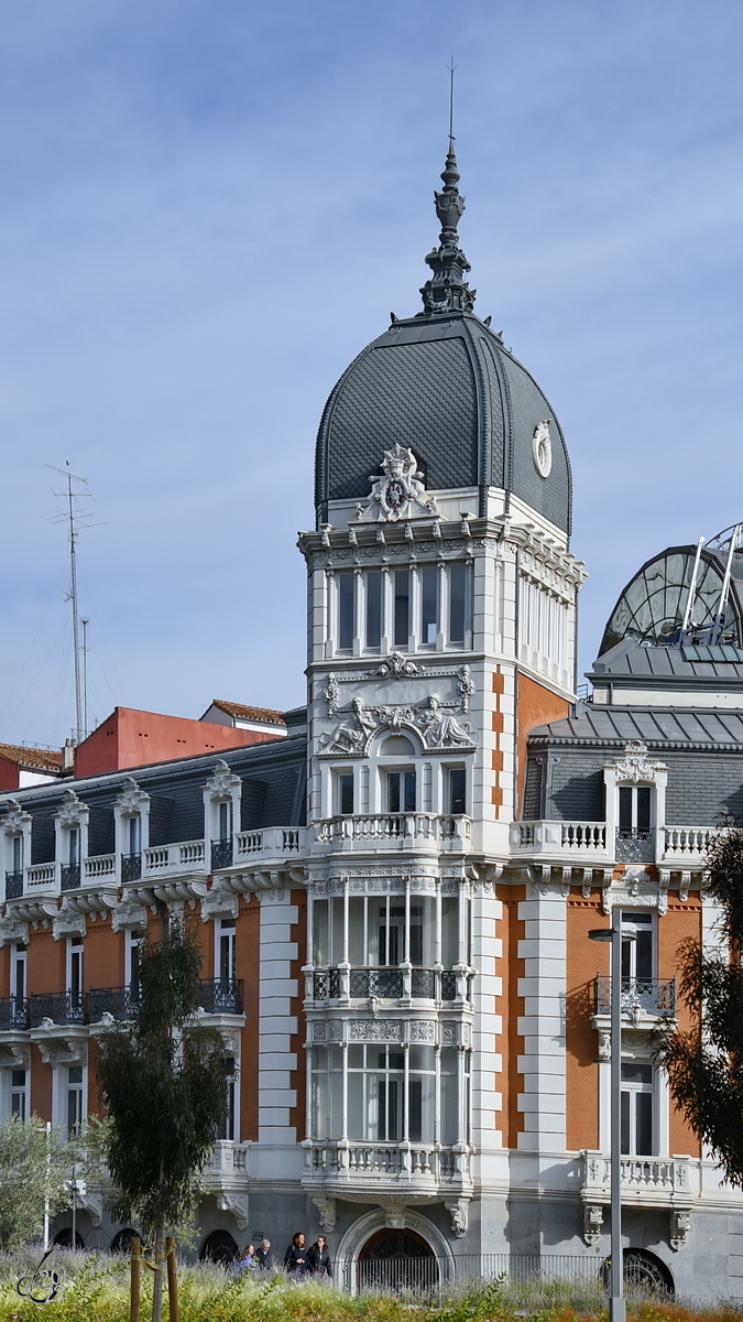 Das ehemalige Hauptgebude der kniglich asturischen Bergbaugesellschaft (Edificio de la Real Compaa Asturiana de Minas) wurde in den Jahren von 1891 bis 1899 im eklektischen Stil erbaut.