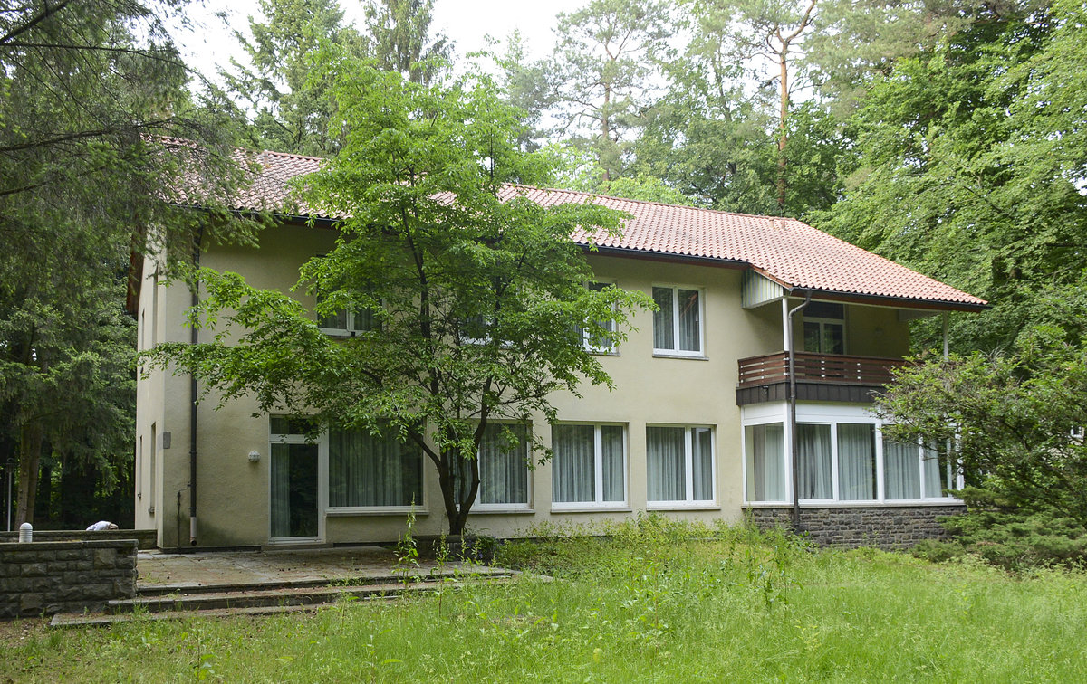 Das ehemalige Haus von Erich Honecker (1912-1994) in der Waldsiedlung Wandlitz bei Bernau nrdlich von Berlin. Honecker war Generalsekretr des Zentralkomitees der Sozialistischen Einheitspartei Deutschlands (SED) und damit der mchtigste Politiker der DDR. Die Waldsiedlung Wandlitz war geschlossene Siedlung fr die Mitglieder und Kandidaten des Politbros des Komites der SED. Das bewachte Gelnde wurde nach der Wende geffnet.
Aufnahme: 9. Juni 2019.