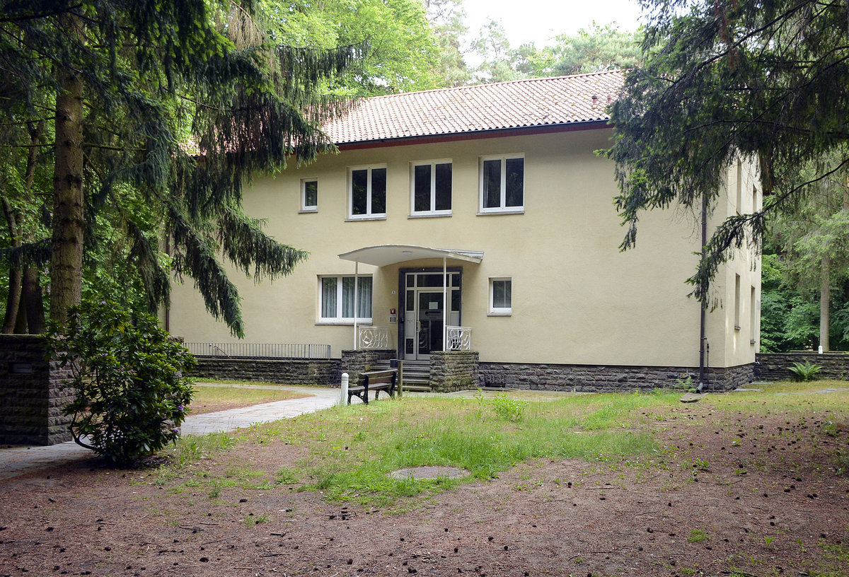 Das ehemalige Haus von Erich Honecker (1912-1994) in der Waldsiedlung Wandlitz bei Bernau nrdlich von Berlin. In der Siedlung lebte die politische DDR-Elite, abgeschottet vom Rest des Volkes. Das Brandenburgische Landesamt fr Denkmalpflege hat das komplette Areal samt den 23 ehemaligen Wohnhusern der SED-Eliten, dem frheren Funktionrsclub und dem Gartenensemble unter Schutz gestellt.
Aufnahme: 9. Juni 2019.