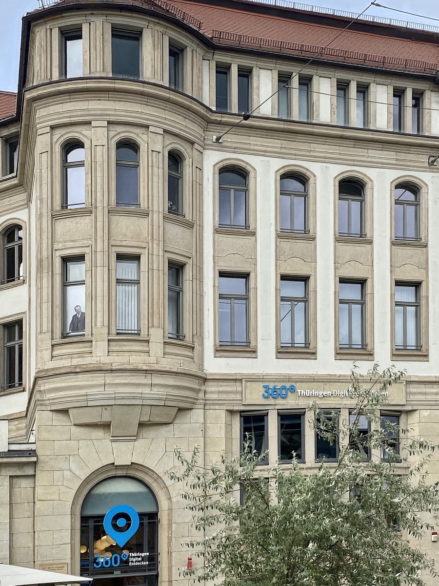 Das ehemalige Hotel Erfurter Hof auf dem Willy-Brandt-Platz gesehen am 29. August 2020. Im unteren linken Fenster ist ein Bild von Willy Brandt zu sehen, an diesem Fenster hat er vor 50 Jahren gestanden.