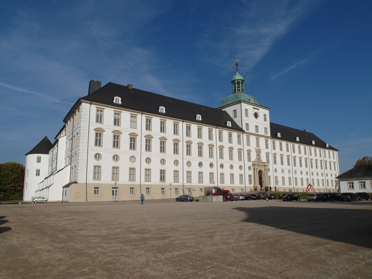 Das ehemalige Schloss Gottorf (im Bild der barocke Sdflgel, links der Schlachterturm) diente ca. hundert Jahre als Kaserne (Dnen, Preuen, Wehrmacht) zuvor war das wertvolle Inventar (Kunstkammer und umfangreiche Bibliothek) aus der Zeit der Knige und Herzge nach Kopenhagen verbracht worden. Jetzt beherbergt es das Landesmuseum Schleswig-Holstein. Der ehemalige Exerzierplatz dient als Parkplatz; 01.11.2014
