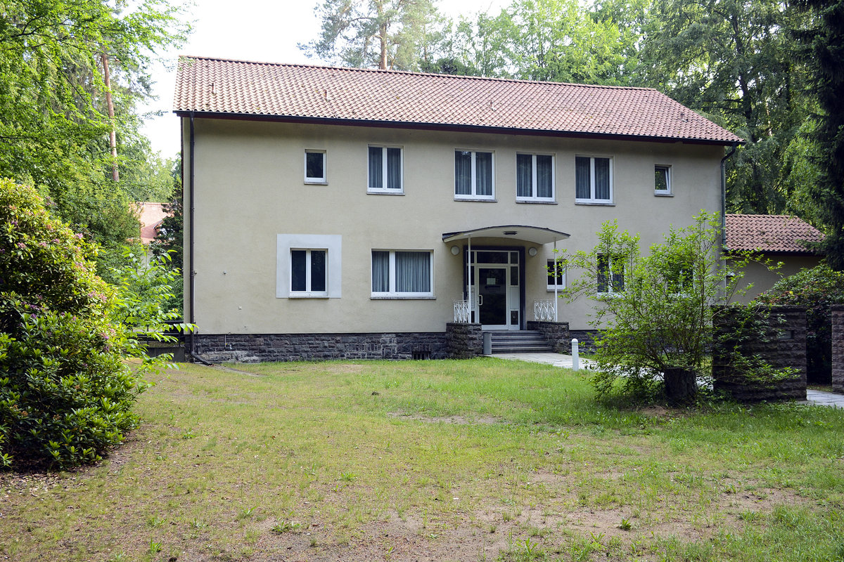 Das ehemalige Wohnhaus von Egon Kranz am Bussardweg in der Waldsiedlung Wandlitz bei Bernau nrdlich von Berlin. Krenz war vom 17. Oktober bis zum 6. Dezember 1989 als Nachfolger Erich Honeckers SED-Generalsekretr und Staatsratsvorsitzender der DDR. 
Aufnahme: 9. Juni 2019.