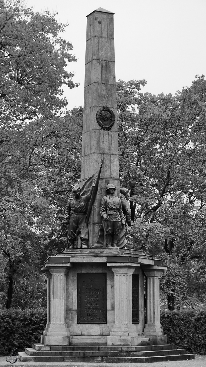 Das Ehrenmal auf dem Sowjetischer Soldatenfriedhof am Bassinplatz. (Potsdam, Oktober 2013)