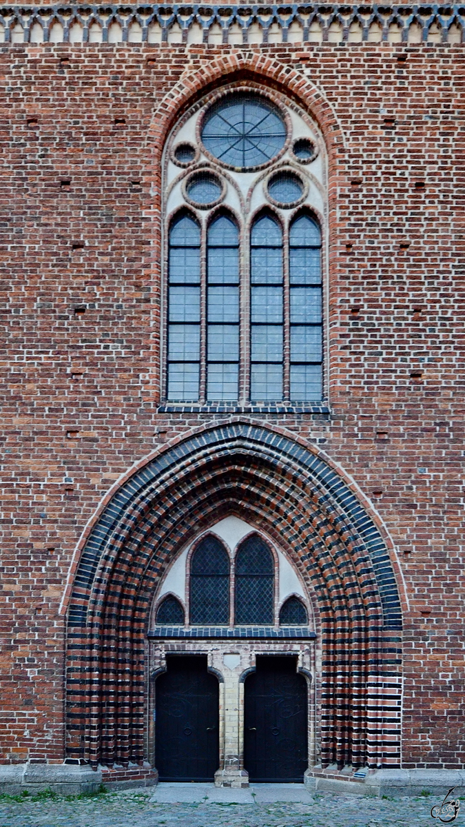 Das Eingangsportal am Dom St. Maria, St. Johannes Evangelista und St. Ccilia. (Gstrow, August 2013)
