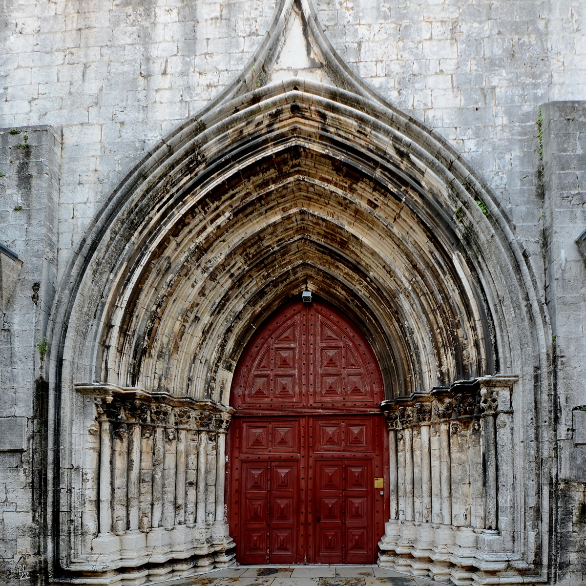 Das Eingangsportal des von 1389 bis 1423 im gotischen Stil errichteten Klosters des Karmeliter-Ordens (Convento do Carmo) in Lissabon. (Januar 2017)