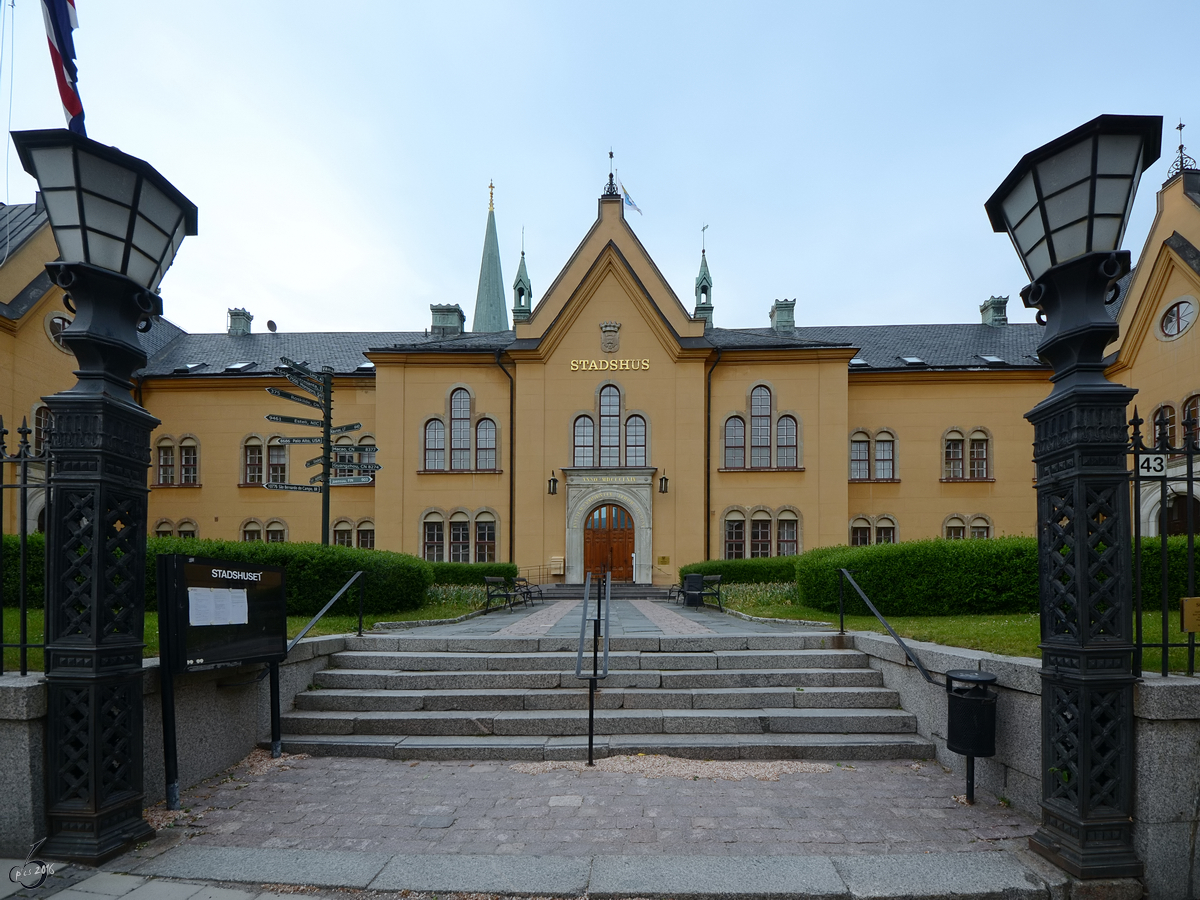 Das Eingangsportal des Rathauses in Linköping. (Juni 2012)