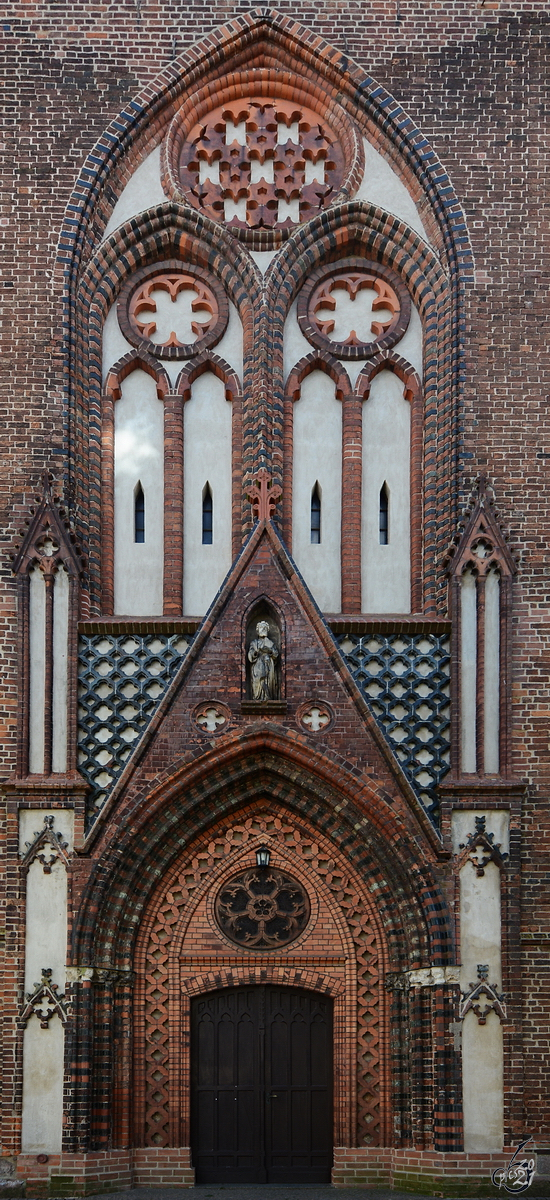 Das Eingangsportal der Evangelisch-Lutherischen Kirche Sankt Bartholomaei in Demmin. (August 2014)