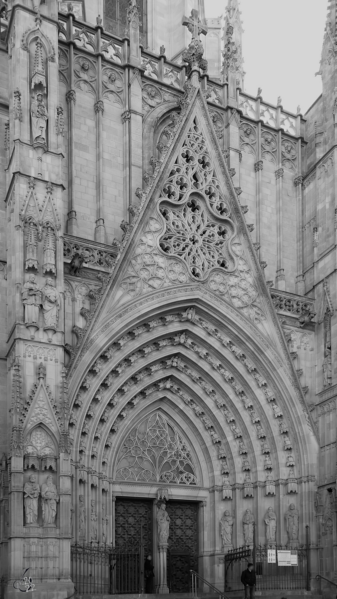 Das Eingangsportal der Kathedrale von Barcelona (La Catedral de la Santa Creu i Santa Eullia). (Februar 2013)